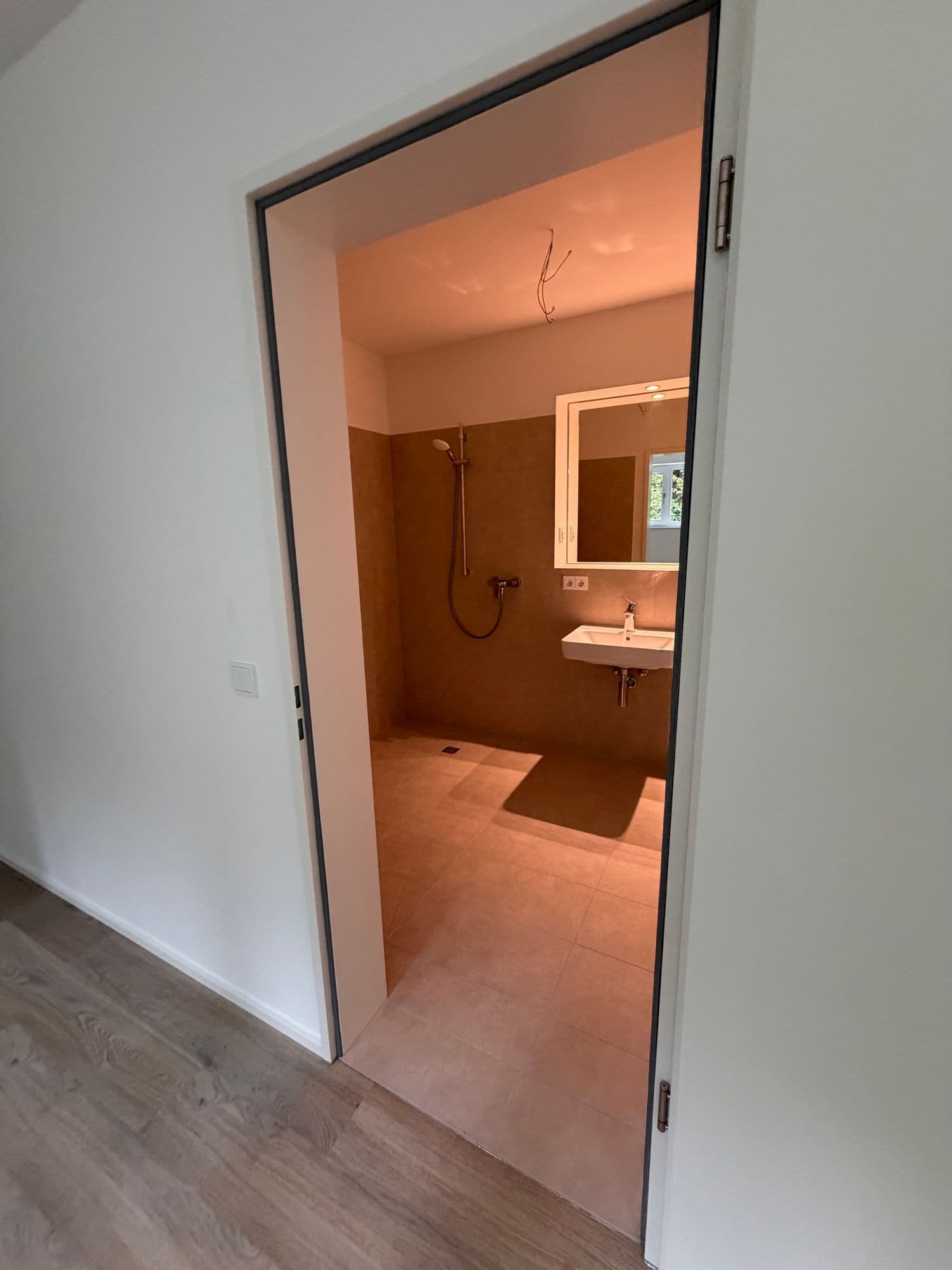 Bad mit beleuchtetem Spiegel, Feinsteinzeug und bodengleicher Dusche